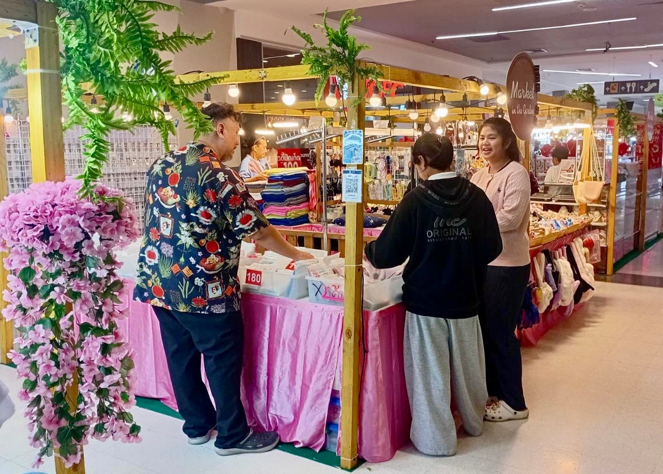 บิ๊กซี เพชรบุรี — ทำเลทางเข้าที่มีผู้คนพลุกพล่าน